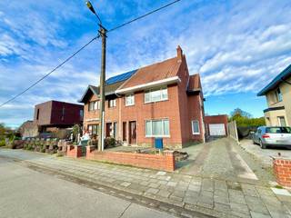 Deze halfopen bebouwing is gelegen in een aangename en rustige straat in Assenede, met winkels, scholen en openbaar vervoer op wandel-...