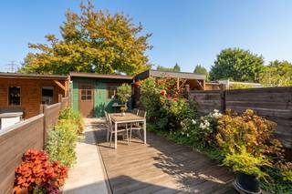 <p>Gezellige gesloten bebouwing in een rustige buurt van Gent, met garage box en tuin.</p>
<p> </p>
<p>Deze woning uit 1933 combineert een aangename ligging met praktische troeven voor wie comfortabel wil wonen nabij het centrum van Gent. Gelegen in een rustige straat en toch vlak bij scholen, openbaar vervoer en het treinstation, geniet je hier van een vlotte bereikbaarheid. De woning beschikt over een gezellige tuin met tuinhuis, ideaal voor ontspanning of extra bergruimte. Daarnaast vormt de garage box een grote meerwaarde in deze omgeving. Met twee slaapkamers, een functionele indeling en een EPC-label C biedt deze woning een interessante opportuniteit.</p>
<p> </p>
<p>Belangrijkste ruimtes:<br />• Woonkamer (8,82 m²) met gezellige leefruimte<br />• Eetkamer (13,20 m²) met ingemaakte kasten<br />• Keuken (10,35 m²) met praktische indeling<br />• Badkamer (3,64 m²) voorzien van douche, toilet, wastafel en aansluiting voor wasmachine<br />• Slaapkamer (13,18 m²) met ingemaakte kasten<br />• Slaapkamer (16,35 m²) met aangename lichtinval<br />• Tuin met tuinhuis<br />• Zolder (21,14 m²) met extra opslagmogelijkheden<br />• Garage box verplicht aan te kopen voor 25.000 euro</p>
<p> </p>
<p>Troeven:<br />• Garage box<br />• Gezellige tuin met praktisch tuinhuis<br />• Rustige ligging nabij centrum, scholen en openbaar vervoer</p>
<p> </p>
<p>Neem vandaag nog contact op met je ERA-makelaar voor een bezoek.</p>
<p>JOUW DROOMHUIS. ZO GEVONDEN!</p>
