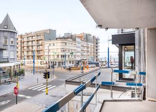 <strong>Residentie ZonZicht: Uw uitvalsbasis aan de Kust</strong><br /> <br />Ontdek residentie "ZonZicht", een stijlvol nieuwbouwproject in de Zeelaan te Koksijde, op slechts één minuut wandelen van het strand. Het gebouw, gekenmerkt door strakke lijnen en grote raampartijen, biedt maximaal lichtinval en een tijdloze architectuur. De hoge afwerkingsgraad en het gebruik van kwalitatieve materialen zorgen voor duurzaam wooncomfort. <br /> <br />Residentie "ZonZicht" is ideaal voor wie een comfortabele uitvalsbasis zoekt voor vakanties in Koksijde, met een uitstekende bereikbaarheid en nabijheid van het centrum en het gemeentehuis, waar tal van activiteiten plaatsvinden. Bovendien is dit project een sterke investering, met mogelijkheden voor zowel vakantie- als jaarverhuur.<br /><br />Indeling: Inkomhal met plaats voor vestiaire | Open en volledig uitgeruste keuken | Zonnige leefruimte uitgevend op westgericht balkon (6,33 m²) met zijdelings zeezicht | Berging met voorziening voor wasmachine | Badkamer met inloopdouche en lavabo in meubel | Afzonderlijk toilet met lavabo | 2 slaapkamers uitgevend op balkon achteraan (1,66 m²) | Private kelder | Gemeenschappelijke fietsenberging | Gemeenschappelijk vuilnislokaal.<br /> <br />Wonen in "ZonZicht" betekent genieten van comfort, stijl, en een ongeëvenaarde kustervaring.