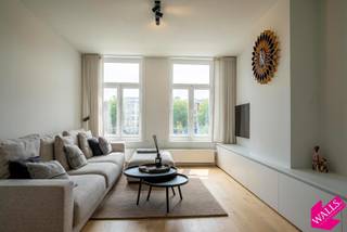 Luxueus gerenoveerd en bemeubeld appartement te huur! <br />Beschikbaar vanaf 1 juli.<br /><br />Locatie:<br />Gelegen in een zeer trendy buurt op het Zuid met zicht op de vernieuwde gedempte Zuiderdokken. Terrassen, restaurants en een park recht voor je deur? Wie wil dit nu niet! <br /><br />Beschrijving:<br />Het appartement bevindt zich op de tweede verdieping en is gerenoveerd met gebruik van enkel de beste materialen! Indeling: bij het binnekomen valt gelijk op dat er niet bespaard is op kwaliteit, van de afwerking tot aan de meubels alles straalt klasse uit. De lichte volledig woonruimte is voorzien van alle luxe en dit zet zich verder in de hyper geïnstalleerde keuken voorzien van oven, combi-oven, Amerikaanse koelkast, inductie kookplaat en een zee aan kastruimte. Via de unieke draaideur komen we in een tussenruimte badend in het licht vanuit waar er toegang is tot het apart toilet en de badkamer met grote inloopdouche en dubbele lavabo. De tussenruimte is ingericht met kasten op maat en vormt een ruime dressing. Ten slotte is er nog de slaapkamer voorzien van een groot tweepersoonsbed, flatscreen en airco! Kortom dit appartement met uniek uitzicht is volledig bemeubeld en per direct instapklaar! <br />Verbruik met eigen meters, maandelijkse kosten 50 euro. <br /><br />ALL in Huurprijs is ook mogelijk: € 1.850 per maand (enkel internet en tv voor eigen rekening). <br /><br />Belangrijkste troeven<br />Heerlijke locatie<br />Kleinschalig gebouw<br />Prachtige afwerking <br />Gemeubeld<br /><br />Verplichte informatie <br />Epc: 293 kWh/m²