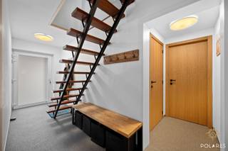 Deze gerenoveerde halfopen woning uit 1958 ligt op een perceel van 4a05ca en biedt een bewoonbare oppervlakte van 189m²(volgens EPC). De ligging...