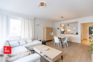 - Prachtig zeezicht uit uw leefruimte,<br />- Optimale lichtinval,<br />- 3 volwaardige slaapkamers.<br />- Op een steenworp van het strand.<br /><br /><br />Dit instapklaar appartement bevindt zich op de tweede verdieping in residentie "Mondial", met prachtig zeezicht uit uw leefruimte. <br />Het appartement biedt u moderne comfort met een ideale locatie, op wandelafstand van het strand, het casino en alle handelszaken waardoor het ideaal is als vaste woonst, tweede verblijf of als investering.<br /><br /><br /><strong>INDELING</strong>: Inkomhal, vestiaire, ruime leefruimte met zeezicht, volledige ingerichte keuken met een aansluiting voor wasmachine/ droogkast, 3 volwaardige slaapkamers, badkamer voorzien van een inloopdouche - wastafel, toilet, afzonderlijk toilet.<br />Privatieve kelderberging inbegrepen.<br /><br /><br />EPC: 131/ kWh - Label B (het attest is opgesteld voordat de condenserende ketel werd geplaatst.)<br />Elektriciteit conform<br /><br /><br />Meer informatie en bezoeken:<br />Immo De Beus 059 510 300