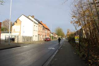 Zeer gunstig en centraal gelegen, zuidoost gerichte bouwgrond van 380 m² - 10 meter straatbreedte - Geschikt voor het bouwen van een half open bebouwing met gekoppelde garage - De grond is nog een van de weinige beschikbare percelen in deze straat en hij is ook commercieel goed gelegen: voor een (vrij) beroep aan huis bv. De straat zelf en de ligging recht over Campus Blairon geven immers de nodige extra visibiliteit, wat een meerwaarde betekent. Bovendien ligt de bouwgrond vlakbij de invalswegen met XL-winkelpark (Lidl, Action, Gamma...) en heeft daarbij een topverbinding naar de autosnelweg E34. Bushalte over de deur. Je zit daarbij zo op de ring en het station is tevens op loopafstand. Werkelijk een bijzonder goede ligging dus! Niet gelegen in een overstromingsgebied. P-score: B