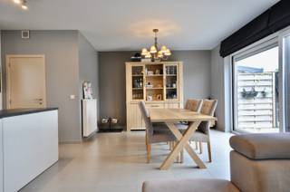 Instapklare woning met tuin en garage te Kerkhove. Deze recente woning bestaat uit een inkomhall, toilet, leefruimte met open geïnstalleerde keuken, koele berging en berging onder de trap. Boven bevinden zich een nachthall, geïnstalleerde moderne badkamer met bad en douche en 3 slaapkamers. Omheinde tuin met tuinhuis. Garagebox.<br />Vrij vanaf 1 maart 2026.<br />Interesse? Contacteer Immo Roman gsm 0472 35 92 86.