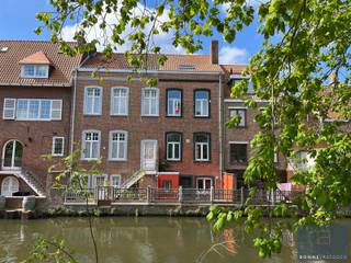 <p>Deze woning wordt getypeerd door z’n hoge plafonds (3,63m gelijkvloers en 3,43 eerste verdieping) en vooral z’n grote bewoonbare oppervlakte van liefst 213m².<br />De ligging aan de Dampoort biedt u een vlotte verbinding met de ring en het historische centrum).<br /><br />Moderniseringen: de woning beschikt over GOEDGEKEURDE ELEKTRICITEIT, de gevel werd recent volledig gereinigd en de ramen en omrandingen werden herschilderd. Door de jaren heen werd de CV op aardgas reeds gemoderniseerd, werd de woning voorzien van dubbele beglazing en werd de zolder geïsoleerd. De voorbije jaren werd de kelderverdieping volledig droog gemaakt, nieuwe keuken geplaatst,… Ter afwerking werd de woning binnenin geschilderd.<br /><br />Indeling:<br />Ondergronds: Grote ruimte met mogelijkheid tot extra hobby-/stockageruimte en toegang tot het terras.<br />Gelijkvloers: leefruimte (25m²) en keuken (20m² met eiland, travertin werkblad en kwaliteitstoestellen kookplaats, dampkap, oven, microgolfoven, koelkast, diepvries en zwarte spoelbak met kraan).<br />Eerste verdieping: Grote badkamer (16m² - met ligbad, nieuwe douche, toilet en lavabo + mogelijkheid tot plaatsen douche) en uitermate ruime slaapkamer (25m² - eventueel mogelijkheid tot opdelen).<br />Tweede verdieping: grote slaapkamer (25m²) en kinderkamer/bureau (14m²).<br />Zolder: bergzolder.<br /><br />Terras van 16m² aan het water.<br /><br />Van deze grote burgerswoning uw thuis maken?<br /><br />Contacteer Bonne Vastgoed 7 op 7 voor de prijs en meer info via 0468/10.40.40 of info@bonnevastgoed.be</p>