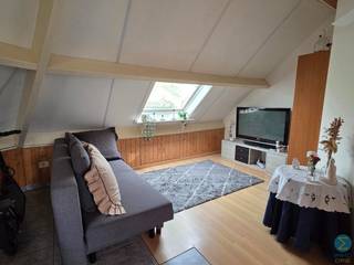 <p><span><strong>Knus dakappartement in centrum Retie.<br /><br />Een bezoek aanvragen kan eenvoudig via onze website: www.immodrie.be. Zoek het pand terug onder 'Te Huur' en selecteer vervolgens op de pagina de optie 'Bezoek inplannen'.<span> </span><span>Omwille van de grote reeks aanvragen, worden verzoeken via Immoscoop of andere portaalsites niet verwerkt.</span></strong></span><br /><br />Met de lift bereikt u comfortabel de derde verdieping, waarna u rechtstreeks binnenkomt in de open leefruimte. Dankzij de praktische indeling biedt deze ruimte voldoende mogelijkheden voor het creëren van zowel een gezellige zithoek als een eetruimte.</p>
<p>Aansluitend bevindt zich de functionele wandkeuken, uitgerust met een koelkast, een 2-pits kookvuur en voldoende kastruimte voor al uw keukengerei en voorraad.</p>
<p>Vanuit de leefruimte loopt u verder naar een handige tussenruimte waar een extra kast werd voorzien. Ideaal voor het opbergen van jassen, schoenen, huishoudmateriaal of andere persoonlijke spullen.</p>
<p>Via de gang bereikt u de slaapkamer. Aansluitend bevindt zich de badkamer, uitgerust met een douche, een badkamermeubel met enkele wastafel, een toilet en een aansluiting voor een wasmachine.</p>
<p>Dankzij de centrale ligging woont u hier letterlijk in het hart van Retie, met winkels, horeca, openbaar vervoer en andere voorzieningen op wandelafstand.</p>