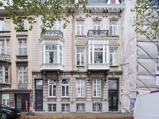 Coupure - Authentieke herenwoning met tuin op één van de meest gegeerde locaties van Gent.Voor bezoekaanvragen, mail naar info@carloeggermont.beLangs...