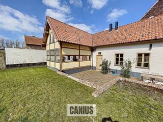 <p><span>TIJDLOZE WONING IN HARTJE SINT-TRUIDEN</span></p><p><span> </span></p><p><span>Aan de stadsrand van Sint-Truiden, treffen wij op het Begijnhof deze unieke woning aan gelegen op een uiterst rustige locatie. Wij bevinden ons op wandelafstand van domein 't Speelhof, het stadspark, het bruisdende stadscentrum van Sint-Truiden, ... Ook openbaar vervoer en de belangrijke invalswegen richting Hasselt, Tienen en Gingelom bevinden zich nabij deze woning. </span></p><p><span> </span></p><p><span>Het karaktervolle pand beschikt over een volledig uitgeruste en tijdloze leefkeuken. In de aanpalende gezellige en lichtrijke leefruimte is de ronde houten trap de eyecatcher. Wanneer wij ons naar buiten verplaatsen treffen wij een ruim terras + gemeenschappelijke tuin aan waar u heel de dag kan genieten van de zon. Terug in de woning verplaatsen wij ons via de ronde houten trap naar de eerste verdieping. Hier vallen de houten gewelven meteen op, deze geven enorm veel karakter en tonen de rijke geschiedenis van de woning. De eerste verdieping doet dienst als slaapkamer met aansluitend een badkamer met aanwezigheid van een vrijstaand ligbad, een toilet en een wastafelkast.<br /><br />Troeven: </span></p><p><span>- Prachtig gerestaureerde woning</span></p><p><span>- Aanwezigheid van authentieke elementen</span></p><p><span>- Gezellig terras + gemeenschappelijke tuin</span></p><p><span>- Gratis parking nabij de woning</span></p><p><span><br />Momenteel wordt deze woning verhuurd. Deze woning is ideaal om zelf te wonen of als opbrengsteigendom. Verkoop onder registratierechten (2% of 12%).<br /><br />Nieuwsgierig naar deze woning? Maak snel een afspraak of vraag maar informatie bij één van de medewerkers van Canius Real Estate te bereiken op het nummer 078 78 30 39 of via info@canius.be.</span></p><p><span> </span></p><p><span>*Deze gegevens zijn louter ter informatieve titel. De vermelde oppervlaktes zijn slechts indicatie. Canius Real Estate kan niet verantwoordelijk gesteld worden voor de juistheid van de aan haar verstrekte gegevens. </span></p><p><span> </span></p><p><span> </span></p>