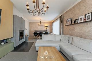 Voor meer info en foto’s, surf naar www.swevers.be –<br />In Heusden-Zolder vind je deze perfect instapklare open bebouwing van 141 m2 op een perceel van 6a65ca. De woning is volledig gelijkvloers en telt drie volwaardige slaapkamers, een vernieuwde badkamer met inloopdouche en een lichtrijke leefruimte van 32 m² met houthaard. Aansluitend ligt een praktische keuken van 12,6 m² en is er een inpandige garage met rechtstreekse toegang. Extra bergruimte vind je in de kelder (9,18 m²). Daarnaast is er ook een ruime kruipkelder (94,36 m²). Sinds 2018 onderging de woning grondige renovaties: nieuw buitenschrijnwerk (PVC, dubbel glas), isolatie van dak en spouwmuren, overgeschakeld op aardgas, vernieuwde badkamer en een volledig conforme elektrische installatie (2023). Rolluiken aan de achterzijde en een laadpaal zijn voorzien.<br />De zuidwestgerichte tuin biedt zon van 's middags tot 's avonds. De ligging is ideaal: op wandelafstand van school, opvang en openbaar vervoer. Winkels en ontspanning zijn bereikbaar binnen 1 km, de snelweg op 3 km.<br />Voor meer informatie, bel 011 255 155. Bron bewoonbare oppervlakte: EPC – verslag.