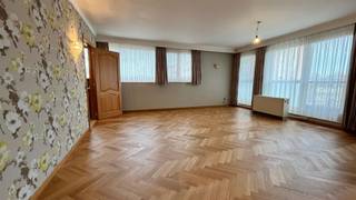 <p><span>Heverlee: Spacious 2 bedroom apartment with garage box</span></p><p><span> </span></p><p><span>Located in quiet Heverlee, this attractive 100m² apartment offers an excellent location for families or couples looking for comfortable living. </span></p><p><span> </span></p><p><span>The apartment includes a spacious entrance hall with guest toilet, which provides access to a spacious bright living room. The kitchen features wooden cabinets in good condition and granite countertops. The layout is practical with a connecting storage room. </span></p><p><span>The bathroom is equipped with a spacious walk-in shower and a double sink. The two bedrooms offer ample space of which 1 bedroom also has access to the terrace.</span></p><p><span>The terrace is spacious and east facing, you are on the fourth floor so you can enjoy a pleasant view.</span></p><p><span> </span></p><p><span>Are you looking for a pleasant apartment with all comfort in Heverlee? Look no further and make an appointment today! </span></p><p><span> </span></p>