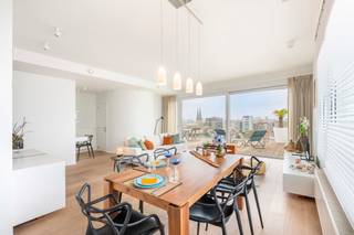 Light-filled furnished apartment with a spectacular terrace!Upon entering, you are welcomed into a neat entrance hall with a separate guest toilet...