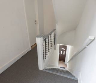 <p>Ben je op zoek naar een investeringsmogelijkheid die zowel karaktervol als modern is? Zoek niet verder! We presenteren met trots deze onlangs gerenoveerde opbrengsteigendom met een unieke mix van een commerciële handelsruimte op de begane grond en twee prachtige appartementen erboven.</p>
<ul>
<li>
<p><strong>De Handelsruimte</strong>:</p>
<ul>
<li>Oppervlakte: 55m²</li>
<li>Voorzien van airconditioning voor maximaal comfort</li>
<li>Bestaat uit een ruime handelsruimte, een toilet en een handige bergruimte</li>
<li>Ideaal voor verschillende bedrijfstakken, van detailhandel tot dienstverlening</li>
</ul>
</li>
<li>
<p><strong>Appartement 1</strong>:</p>
<ul>
<li>Oppervlakte: 45m²</li>
<li>Keuken met keramische kookplaat, vaatwas, lavabo en dampkap.</li>
<li>woonkamer met veel natuurlijk licht.</li>
<li>Badkamer met inloopdouche, lavabo en toilet.</li>
</ul>
</li>
</ul>
<ul>
<li><strong>Appartement 2</strong><span>:</span></li>
</ul>
<ul>
<li>
<ul>
<li>Oppervlakte: 80m²</li>
<li>3 slaapkamers</li>
<li>woonkamer met veel natuurlijk licht</li>
<li>Keuken met keramische kookplaat, vaatwas, lavabo en dampkap.</li>
<li>2 eigentijdse badkamers</li>
<li>ruime berging</li>
</ul>
</li>
</ul>
<p>Dit gebouw is gelegen in een leuke buurt, omringd door winkels en openbaar vervoer, wat zorgt voor een aantrekkelijke locatie voor huurders en ondernemers. De recente renovaties en moderne voorzieningen maken dit een investering met een solide rendement en groeipotentieel.</p>
<p>EPC 1ste verdieping: 237 kWh/m²<br /><span>EPC 2de verdieping: 266 kWh/m²</span></p>