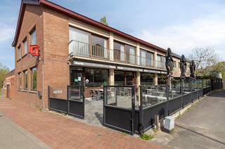 Te koop in Landegem (Deinze): Brasserie De Lork – instapklare horecazaak met ruime woonstIn het charmante Landegem bieden wij u Brasserie De Lork aan: een uitstekend draaiende horecazaak met een bijzonder ruime woongelegenheid. Deze unieke eigendom wordt volledig verkocht, inclusief gebouw en inboedel, en is klaar voor nieuwe, enthousiaste uitbaters.De brasserie werd in 2019 volledig vernieuwd en straalt kwaliteit en sfeer uit: nieuwe vloeren, modern sanitair, een stijlvolle bar en hedendaags meubilair. Binnen is er plaats voor 65 tot 80 gasten, aangevuld met een ruim zonneterras voor ca. 60 personen, uitgerust met kwalitatieve luifels en parasols.De ligging is een absolute troef: veel passage van fietsers en wandelaars, met bovendien weinig concurrentie in de directe omgeving. De professionele keuken is volledig uitgerust en biedt alles wat nodig is voor een vlotte werking, inclusief koelcellen en diepvries. Daarnaast zijn er een grote kelderruimte en een praktische achteraanvoer met rechtstreekse toegang tot keuken en kelder. Parkeermogelijkheden zijn ruim aanwezig in de nabijheid.Boven de zaak bevindt zich een ruim appartement van ca. 190 m², volledig ingericht als comfortabele woonst. Dankzij de betonnen gewelven geniet u van een goede akoestische scheiding. Het appartement beschikt over 4 (slaap)kamers, een lichtrijke leefruimte van 42 m², een keuken met toegang tot het terras, een balkon vooraan en een zeer ruime zolder.Bestuursmaatregelen in het maatregelenregister: nee