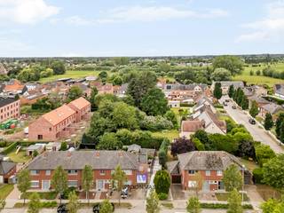 Op een rustige locatie met weinig passage, maar toch centraal gelegen in Zele, vindt u deze ruime halfopen bebouwing op een perceel van 300 m².<br /><br />Met een bewoonbare oppervlakte van 179 m² biedt deze woning alle ruimte voor een gezin. Dankzij een uitbouw die eind jaren '90 werd gerealiseerd, geniet u van extra leefruimte en telt de woning vandaag maar liefst 4 slaapkamers. Bovendien beschikt de woning over een garage, ideaal voor uw wagen, fietsen of extra opslagruimte.<br /><br />Ook op vlak van energie scoort deze woning uitstekend met een gunstig EPC B en zonnepanelen.<br /><br />Troeven van deze woning:<br />- Halfopen bebouwing<br />- 4 volwaardige slaapkamers<br />- Garage<br />- EPC B<br />- Zonnepanelen<br />- Centrale ligging nabij winkels, scholen en openbaar vervoer<br /><br />Een ideale gezinswoning voor wie op zoek is naar ruimte, comfort en een energiezuinige woning op een aangename locatie.<br /><br />Contacteer Senne voor een bezoek via 0499 47 10 68 of via senne@woonvast.be