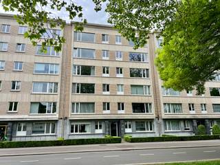 Dit appartement bevindt zich op de 5e verdieping in een rustig appartementsgebouw. Het bevindt zich vlakbij verbindingswegen met Antwerpen en Brussel. Op wandelafstand zijn enkel supermarkten aanwezig, openbaar vervoer en het Middelheimpark.<br /><br />We betreden het appartement op de vijfde verdieping via de veiligheidsdeur die uitgeeft op een ruime inkomhal met ingebouwde kasten. Vanuit de inkomhal kunnen we de keuken, woonkamer, het apart toilet met handenwasser, de badkamer en de slaapkamers betreden. De keuken is volledig geïnstalleerd en in goede staat. De woonkamer op parket is 45m² groot en heeft veel lichtinval. De badkamer bestaat uit een tweedelige lavabo, ligbad en aansluitingen voor een wasmachine en droogkast. Voorts zijn er nog 2 slaapkamers van 18m² en 12m² en een bureau of tussenkamer van 8m². Er is ook een terras voorzien, die men kan betreden via de slaapkamer.<br /><br />-Inclusief is er een overdekte autostaanplaats en een kelder.<br /><br />- Beschikbaar vanaf 01/07/2026<br /><br />-De elektriciteit is conform <br /><br />-De algemene onkosten bedragen €250/maand (centrale verwarming, water, elektriciteit gemeenschappelijke delen, syndicus, blokpolis, onderhoud lift)<br /><br />EPC: 250 kWh - Plaatsbeschrijving: €225 per partij incl. BTW - Waarborg: 3 maanden via verzekeringsbon Korfine.
