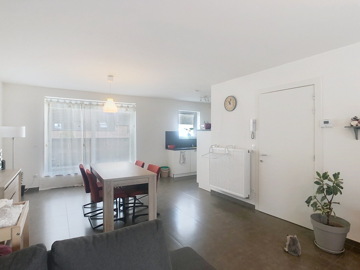 Zeer verzorgd duplex-appartement in centrum Westrozebeke, met tuintje, terras en carport - foto 3