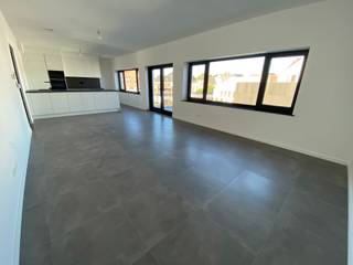 In het bruisende hart van Aalst, op wandelafstand van het station, bevindt zich dit volledig vernieuwde duplex appartement van maar liefst 150 m². Deze stijlvolle woning combineert hedendaags wooncomfort met een doordachte indeling en hoogwaardige afwerking. De ruime leefruimte met open keuken baadt in natuurlijk licht en biedt directe toegang tot een balkon, terwijl het bovenste niveau uitkijkt op een gezellig groot terras — perfect voor wie houdt van buitenleven in de stad.<br /><br />Met drie volwaardige slaapkamers en twee moderne badkamers is er ruimte genoeg voor een gezin, een koppel of wie gewoon graag royaal woont. Dankzij aluminium ramen met driedubbel glas, vloerverwarming op warmtepomp en een voorbereid laadpunt in de garage is dit appartement helemaal klaar voor een duurzame toekomst.<br /><br />Daarnaast is er de mogelijkheid tot aankoop van een ruime berging en een grote ondergrondse staanplaats, wat het comfort compleet maakt. Een extra troef: de aankoop gebeurt onder registratie, waardoor je geniet van een aanzienlijk fiscaal voordeel ten opzichte van een aankoop onder btw.<br /><br />Benieuwd naar dit uitzonderlijke pareltje? Bel 053/606560