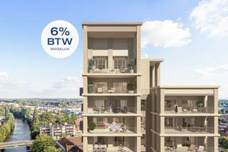<strong>LANCERING NIEUWE FASE VAN LIV DE MOLENS</strong><br /><br />Er staat slechts een beperkt aanbod online, het volledige aanbod kunt u bij Landbergh terugvinden. <br /><br />Dit comfortabele appartement van 103 m² op het zevende verdiep beschikt over een inkomhal met plaats voor een vestiairekast, een gastentoilet, een lichtrijke eet- en leefruimte, een open keuken, een praktische bergruimte, twee slaapkamers en een badkamer voorzien van een ligbad, een toilet en een dubbele wastafel. Daarnaast heeft het appartement ook een zuidoostelijk georiënteerd terras van 23 m² uitkijkend over de Leie en deels over de fraai aangelegde binnentuin. Het appartement is gelegen in de derde fase van Liv de Molens, een succesvol residentieel nieuwbouwproject langs de Leie in het hart van Deinze. De Noorse architect, Reiulf Ramstad, ontwierp een uitzonderlijk project met veel aandacht voor de zichten en lichten en dit langs het water, omringd door groen.<br /><br />Liv De Molens noemen we een ‘vijf-minutenstad’, waar alles wat u nodig heeft, op slechts vijf minuten wandelen ligt. De projectsite van maar liefst 2,2 hectare biedt een dynamische mix van wonen, handel, horeca, sport en recreatie en dit met een groene corridor als verbindende factor.<br /><br />Verlaagd BTW-tarief van 6% mogelijk op de volledige constructiewaarde, nu ook voor investeerders.<br /><br />Benieuwd? guillian@landbergh.be of 09 278 78 79