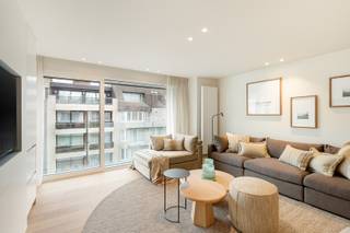 Res. Orfeo.<br />Idéalement situé dans la Zwaluwenlaan, à quelques pas de la digue et de la plage, cet élégant appartement de 3 chambres a été entièrement rénové en 2026, avec une attention particulière portée au confort, aux finitions et aux aménagements sur mesure.<br /><br />L’appartement dispose d’un séjour agréable et lumineux, au style contemporain. De nombreux placards intégrés et aménagements sur mesure ont été réalisés dans l’ensemble de l’appartement, offrant ainsi une harmonie parfaite et une organisation particulièrement fonctionnelle des espaces.<br />La chambre principale bénéficie de placards intégrés et d’une salle de bains attenante avec toilettes. Deux autres chambres complètent le bien. Chacune est équipée d’un lit et d’un lit superposé, et dispose de sa propre fenêtre. Ces deux chambres se trouvent à proximité d’une seconde salle de douche, idéalement située.<br />L’appartement dispose également d’une cave privative et d’un local à vélos. Il est en outre possible d’acquérir un garage avec un espace de rangement situé à l’arrière, au sein de la résidence. L’achat du mobilier est également envisageable.<br />Grâce à sa rénovation complète, à son agencement bien pensé et à son excellente situation à proximité de la mer, cet appartement est idéal comme résidence secondaire à la côte, mais convient également parfaitement pour un séjour confortable tout au long de l’année.<br /><br /><strong>Vous recherchez un appartement prêt à emménagerde 3 chambres à Knokke ? Contactez-nous dès aujourd’hui pour plus d’informations ou pour organiser une visite !</strong><br />Ref. A703