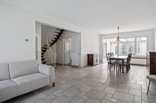 <p>Ontdek deze charmante woning in de Pannenhuisstraat in Lier, een locatie die rust en gemak perfect combineert. De woning, gebouwd in 1977, straalt karakter uit en beschikt over drie slaapkamers, zolderruimte met veel mogelijkheden, een gezellige veranda en een oprit. <br /><br />Via de ruime inkomhal heb je toegang tot de leefruimte met veel lichtinval. Vanuit de leefruimte heb je toegang tot de veranda, die een mooi uitzicht geeft over de zuidgeoriënteerde tuin. De leefruimte geeft tevens toegang tot de keuken. Verder beschikt de gelijkvloers nog over een wasberging en apart toilet. <br /><br />Op de tweede verdieping bevinden zich drie ruime slaapkamers (16,5m², 16m² en 9m²), een technische berging, alsook de badkamer. Deze is uitgerust met een toilet, inloopdouche en een enkele lavabo. <br /><br />Verder beschikt de woning ook over een zolder, perfect voor extra opslag of als hobbyruimte, en een dubbele garage die toegankelijks is lang achter. <br /> </p>

<p>Troeven<br />+ 3 slaapkamers<br />+ oprit<br />+ zuidgerichte tuin<br />+ bergzolder<br />+ EPC C<br />+ 2 Garageboxen (langs achter toegankelijk)<br /> </p>

<p>Interesse in deze woning?<br />Contacteer ons via 03 337 50 70 of info@vbvastgoed.be voor meer info of een bezoek ter plaatse.</p>