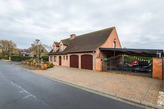 Deze alleenstaande woning is gelegen in een residentiële en rustige buurt op een boogscheut van het centrum.<br />Door zijn centrale ligging zijn tal van faciliteiten in de buurt alsook goede verbinding naar de Ringlaan N35.<br />De woning heeft dubbele inpandige garage met 1 automatische poort, dubbele carport achter gesloten automatisch hekken en vooraan parkeerplaats voor 3 wagens.<br />Achteraan kunt u vertoeven in de zuidwest gelegen tuin met terras en tuinhuis.<br /><br />Gelijkvloers: inkomhal - gastentoilet - ruime leefruimte met eet- en zithoek voorzien van prachtige sierschouw met houthaard en centrale verwarming op gas - keuken met kwalitatieve toestellen en voorzien van ruimte voor eetplaats - kelder - 2 ruime slaapkamers - badkamer met ligbad, douche en dubbele lavabo - veranda met toegang naar tuin.<br /><br />1e V: nachthal - 3 ruime slaapkamers met centrale verwarming gas - kleine bergruimte.<br /><br />Algemeen:<br />- EPC 201 - label C<br />- Grote automatische zonneluifel achteraan<br />- Toplocatie en dichtbij centrum en scholen<br />- Vrij vanaf 15/12/2025<br /><br />Huurprijs: € 980/maand.<br /> 