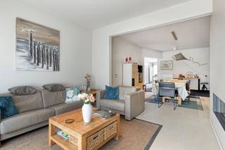 Dit gelijkvloers appartement in Heist-aan-Zee biedt met een oppervlakte van liefst 101m² een unieke kans. Gelegen in de Hermans-Lybaertstraat, geniet u hier van een centrale ligging nabij het nieuwe project Hoost. Deze locatie in Heist biedt de rust van Heist doch dichtbij de winkels, het strand en openbaar vervoer te zijn.<br /><br />Dit vastgoed is door zijn indeling en royale oppervlakte uitermate geschikt voor wie een appartement  wil kopen voor zowel permanente bewoning, tweede verblijf of investering. Naast de lichtrijke en grote ruimtes beschikt het appartement over een privatieve koer met toegang tot de garagebox.<br /><br />Indeling:<br />- ruime leefruimte en woonkamer<br />- lichtrijke geïnstalleerde keuken met toegang tot terras<br />- toilet met toegang tot ruime kelder<br />- eerste slaapkamer<br />- vernieuwde badkamer met bad, douche en toilet<br />- dressing<br />- ruime tweede slaapkamer<br />- afgesloten garagebox<br /><br />Dankzij de combinatie van een grote oppervlakte en de optie om de garagebox mee aan te kopen, is dit een zeldzaam aanbod. <br /><br />Bent u op zoek naar vastgoed aan de kust?<br /><br />Ideaal aanbod voor wie op zoek is naar een appartement te Knokke-Heist.<br />Wenst u meer informatie of een bezoek? Neem gerust contact op met onze vastgoedexpert Arne Reubens via +32 472 186 304 of arne.reubens@dewaele.com<br /><br />Bestuursmaatregelen in het maatregelenregister: in aanvraag