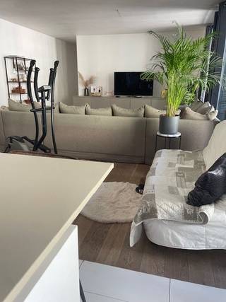 Inkomhal, afzonderlijk toilet, vestiaire, bergruimte, hyper geïnstalleerde keuken met luxe afwerking, zeer ruime woonkamer palend aan een prachtig groot terras, 2 slaapkamers, ingerichte badkamer met ligbad, fietsenberging, gemeenschappelijke ruimte voor het plaatsen van vuilniszakken op niveau -1, vloerverwarming + centrale verwarming op aardgas in de slaapkamers.