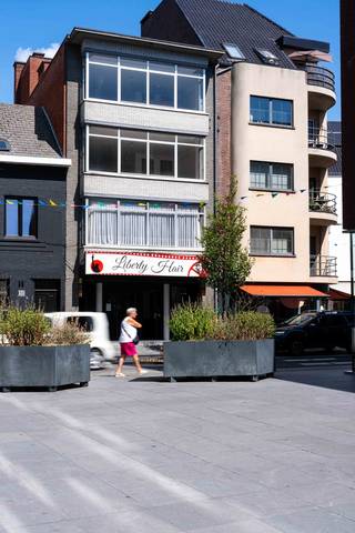 Bent u op zoek naar een instapklaar handelspand op een uitstekende commerciële ligging? <strong>Dan is dit veelzijdige handelspand van ca. 110 m² aan de Lakenmakerstraat 15 in het bruisende centrum van Mol precies wat u zoekt. </strong>Dankzij de centrale ligging, vlak tegenover de ruime openbare parking Rondplein en op wandelafstand van het station, geniet het pand van een uitstekende bereikbaarheid en een constante passage. De combinatie van winkels, horecazaken en de wekelijkse dinsdagmarkt zorgt bovendien voor een levendige commerciële omgeving. De grote etalageramen bieden een maximale zichtbaarheid en maken van dit pand een ideale locatie om uw zaak in de kijker te zetten. Momenteel is het pand volledig ingericht als kapsalon. Deze volledige inrichting kan kosteloos worden overgenomen, zodat een kapper, barbier of schoonheidsspecialist onmiddellijk van start kan gaan zonder bijkomende investeringen. Dankzij de flexibele indeling leent het pand zich echter ook perfect voor tal van andere commerciële of professionele activiteiten. De handelsruimte omvat een open handelsruimte van ca. 110 m², een volledig ingerichte kapsalonruimte, een keuken, een afzonderlijk kantoor of berging, aansluitingen voor een wasmachine en droogkast en twee aparte toiletten voor personeel en klanten. <strong>Extra troeven </strong>zijn de grote vitrines, de overvloedige natuurlijke lichtinval dankzij de grote ramen en dakkoepels, airconditioning, verwarming op aardgas, dubbele beglazing, een onderhoudsvriendelijke betegelde vloer en een gunstig EPC-label C. Door zijn veelzijdige karakter is dit pand onder meer geschikt als winkel of boetiek, kantoor, praktijkruimte voor vrije beroepen zoals advocaat, architect of boekhouder, medische of paramedische praktijk (kinesist, psycholoog, diëtist, logopedist...), schoonheidssalon, kapsalon, barbershop, nagel- of massagesalon, wellnesspraktijk, reisbureau, verzekeringskantoor, showroom, conceptstore, opleidings- of consultatieruimte of voor elke andere dienstverlenende onderneming.<br /><strong>Huurvoorwaarden= </strong>Maandelijkse huurprijs: € 1.250. Onroerende voorheffing: € 1.936/jaar (ten laste van de huurder)<br />Beschikbaar vanaf 1 oktober 2026. Een unieke opportuniteit voor ondernemers die zich willen vestigen op een commerciële toplocatie in het hart van Mol.<br />Interesse of wenst u een bezoek ter plaatse?<br />Immo Delestre<br />✉ info@immodelestre.be<br />☎ 054 33 62 52<br />🌐 www.immodelestre.be