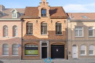 In de D'Hondtstraat, op een uiterst centrale locatie in het centrum van Ieper, vinden we deze verrassend ruime en instapklare woning terug. Dankzij de strategische ligging heb je werkelijk alles op wandelafstand: winkels, scholen, openbaar vervoer en andere voorzieningen. Het pand wordt momenteel gebruikt als kantoorruimte, maar kan mits functiewijziging eenvoudig terug omgevormd worden tot woonhuis. Ook verder gebruik als kantoor behoort tot de mogelijkheden - ideaal voor wie wonen en werken wil combineren. <br /><br />De indeling is als volgt. Via de inkomhal met gastentoilet komen we in de lichtrijke leefruimte met open, volledig uitgeruste keuken. Vanuit de keuken heb je toegang tot de gezellige stadskoer, die aansluit op de ruime garage - een absolute troef in het stadscentrum. <br /><br />Op de eerste verdieping bevinden zich twee ruime slaapkamers en een badkamer met inloopdouche, lavabomeubel, toilet en aansluitingen voor wasmachine en droogkast. Op de tweede verdieping zijn nog eens twee slaapkamers én een multifunctionele ruimte terug te vinden, die perfect kan dienen al ontspanningsruimte, bureau of extra bergruimte. <br /><br />De woning werd in 2020 volledig gerenoveerd en beschikt over tal van pluspunten: een gunstig EPC, conforme elektrische keuring, nieuwe ramen, vernieuwde leidingen, asbestveiligheid, vloerverwarming op alle verdiepingen met nieuwe HR-ketel en meer. <br /><br />Ben je op zoek naar een ruime, instapklare woning met garage in het centrum van Ieper? Dan is dit je kan! Contacteer ons vandaag nog voor een bezoek. 