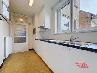 Cet agréable appartement situé à Bruges dispose d'une chambre à coucher et d'une salle de bains, idéal pour ceux qui recherchent un espace de vie confortable et fonctionnel.<br /><br />Son emplacement est particulièrement attractif grâce à la proximité des commerces, des transports en commun et du centre-ville animé. Vous bénéficiez ainsi de toutes les commodités à portée de main, tout en vivant dans un environnement calme et agréable.<br /><br />L'appartement est bien entretenu et offre de nombreuses possibilités. Grâce à une répartition intelligente des pièces et une situation privilégiée, ce bien mérite assurément une visite pour ceux qui souhaitent profiter pleinement de Bruges.<br /><br />Provisions : 50 € A.O. pour la consommation privée d'eau <br />Forfait : 25 € A.O. (indexé annuellement)