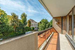 <p><span>Op een vlot bereikbare locatie grens </span><span>Boechout-Hove</span><span> bevindt zich dit verzorgde hoekappartement van ca. </span><span>86 m²</span><span> op de tweede verdieping van een gebouw met </span><span>lift</span><span>. Je woont hier in een aangename omgeving met winkels, scholen, horeca en openbaar vervoer in de nabije omgeving. Ook Antwerpen en omliggende gemeenten zijn vlot bereikbaar. Wandelen in Hovepark of domein Fruithout.</span></p><p><span>Via de ruime inkomhal met </span><span>vestiaire</span><span> en gastentoilet kom je in het appartement. Vooraan bevinden zich de </span><span>lichtrijke woonkamer en keuken</span><span>, met aansluitend een praktische berging. Vanuit de leefruimte heb je toegang tot het </span><span>overdekte terras over de volledige breedte</span><span> van het appartement een heerlijke plek om buiten te zitten, ongeacht het weer.</span></p><p><span>Achteraan bevinden zich </span><span>2 slaapkamers</span><span>, rustig gelegen. De badkamer is rechtstreeks bereikbaar vanuit de inkomhal en is praktisch ingericht met douchebad, wastafel en kasten.</span></p><p><span>Het appartement beschikt bovendien over een </span><span>privatieve kelderberging (nr. 14)</span><span>.</span></p><p><span>Troeven:</span></p><ul><li><span>Lift</span><span> </span></li><li><span>Privatieve kelderberging nr. 14</span><span> </span></li><li><span>EPC C</span><span> = energiezuinig</span></li></ul><p><span>Een comfortabel appartement met een aangename indeling, veel buitenruimte en een goede ligging over LIDL en met groen uitzicht.</span></p><p><span>Interesse? Contacteer Sofie voor meer informatie of een bezoek via 03 646 66 55 of <span>sofie@sinjoor.be</span></span><span>.</span></p>