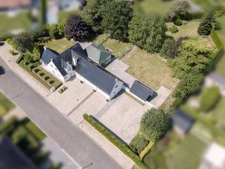 Ontdek deze ruime alleenstaande villa, rustig gelegen in de Jachthoornstraat 34 te Rumbeke, op een uitzonderlijk perceel van maar liefst 2.519 m². De eigendom geniet van een groene en residentiële ligging nabij het Sterrebos en biedt een unieke combinatie van ruimte, privacy en wooncomfort.De woning beschikt over een praktische indeling met een ruime inkomhal, gastentoilet, een gezellige leefruimte met open haard, een volledig geïnstalleerde keuken met aansluitende bijkeuken en een lichtrijke veranda die uitkijkt op de prachtige tuin.Daarnaast zijn er tal van praktische ruimtes aanwezig, waaronder een dubbele garage, een ruime oprit met voldoende parkeergelegenheid, een buitenberging en een wijnkelder.Op de verdieping bevinden zich drie volwaardige slaapkamers, waaronder een ruime master bedroom. De badkamer is uitgerust met een ligbad, douche, dubbele wastafel en toilet. Verder is er een afzonderlijk toilet en een extra ruimte die perfect kan dienen als bureau of dressing. Tot slot is er een zolderruimte bereikbaar via een vaste trap.De woning beschikt over een conforme elektrische installatie, gunstig EPC label en is voorzien van een alarmsysteem voor extra veiligheid.Een bijkomende troef is de perceeloppervlakte van 2.519 m², bestaande uit twee afzonderlijke percelen, wat eventueel mogelijkheden biedt voor de toekomst.Bent u op zoek naar een ruime villa op een toplocatie in het groen, waar comfort, ruimte en tal van mogelijkheden samenkomen? Aarzel dan niet om contact op te nemen met Maarten via 0491 27 22 10 of Carl via 0473 95 18 21 voor meer informatie of een bezoek ter plaatse.Bestuursmaatregelen in het maatregelenregister: nee