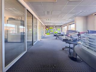 Op zoek naar een kantoor (209m2) op een commerciële en heel zichtbare ligging vlakbij alle uitvalswegen aan de rand van Brugge?<br />Deze kantoorruimte is gelegen aan de kruising van de Expresweg en de Torhoutse Steenweg met privé-parking (3pl) naast de deur.<br /><br />Indeling:<br />- open kantoorruimte<br />- 2 aparte afgesloten kantoren of vergaderzalen met glazen wand<br />- kitchenette<br />- sanitair<br />- ruime vergaderzaal bereikbaar via trap op zolderverdieping<br />- serverlokaal/berging<br /><br />Momenteel is het pand ingericht met meubilair en instapklaar.<br />Airco aanwezig. Internet: glasvezelkabel Telenet beschikbaar.<br /><br />Beschikbaarheid: onmiddellijk<br />Onroerende voorheffing: voor huurder<br /><br />Voor verdere informatie of vrijblijvend bezoek contacteer Wout op 0475 96 59 38 of mail naar Wout@immax.be.