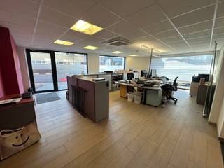 Mooie centraal gelegen kantoorruimte met ruime kelder.Deze kantoorruimte, gelegen op een interessante locatie in centrum Tessenderlo, heeft een...