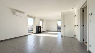 <p>Ontdek dit gezellige appartement gelegen in een kleinschalige residentie in de Rozenstraat 22 te Houthalen. Dankzij de aparte ingang geniet je hier van extra privacy en een echt “huisgevoel”.<br /><br />De ligging is een absolute troef: rustig en aangenaam wonen, met toch een vlotte verbinding naar de autostrade en omliggende gemeenten. Ideaal voor wie comfortabel wil wonen met een goede bereikbaarheid.<br /><br />Binnenin beschikt het appartement over een lichtrijke leefruimte met een overvloed aan natuurlijke lichtinval, wat zorgt voor een aangename en open sfeer. Bovendien is de living uitgerust met airconditioning voor extra comfort tijdens warme dagen.<br /><br />Aansluitend vind je een mooi terras met zuidwestelijke oriëntatie, waar je volop kan genieten van de zon. Aan het terras bevindt zich ook een ruime, praktische berging — ideaal voor extra opslag.<br /><br />Pluspunten:<br />- Kleinschalige blok zonder gemeenschappelijke kosten <br />- Privé parkeerplaats voor het gebouw <br />- Aparte ingang voor maximale privacy <br />- Zuidwestgericht terras <br />- Grote bergruimte aansluitend aan het terras <br />- Veel natuurlijke lichtinval in de leefruimte <br />- Airco aanwezig in de living <br />- Gelegen in een rustige en aangename buurt<br /><br />Kortom, een ideale woonst voor starters, alleenstaanden of investeerders die op zoek zijn naar een praktisch en instapklaar appartement zonder extra lasten.</p>