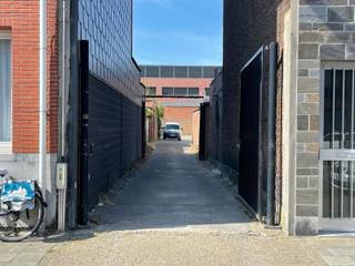 Nous trouvons ce garage spacieux au centre d'Anvers, près du Kielpark et de la célèbre Abdijstraat. Il est actuellement loué à +- 80,00 €/mois...