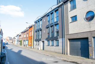 VALIMMAS verhuurt nabij het centrum van Asse dit zeer ruim en energiezuinig duplex-appartement met mooi terras, grote kelder en bergzolder.
Gelegen op de tweede en derde verdieping (met lift) in een kleinschalig gebouw.
Het appartement omvat een inkomhal met vestiaire, een toilet, een berging/stookplaats, een ruime living (± 42m²), een open ingebouwde keuken, en een overdekt terras met mooi zicht op de tuin.
Het duplex-gedeelte herbergt een nachthal, een wasplaats, een badkamer met ligbad en douche, twee slaapkamers en een dressing.
De zolder is bereikbaar via een luik met schuiftrap, en kan dienstig zijn als extra opbergruimte. Een grote kelder (± 12m²) is eveneens inbegrepen.
Dit appartement werd net volledig nieuw geschilderd en in orde gezet. Zeer verzorgd, direct instapklaar, en uitgerust met alle hedendaags comfort.
Gelegen nabij het centrum, op wandelafstand van scholen, winkels, markt, bushaltes. Station Asse op 1,4 km. Oprit E40 Ternat makkelijk bereikbaar.
+++
Bezoekmoment inplannen? Dat kan eenvoudig via onze website www.valimmas.be. Klik vervolgens op de blauwe knop "BEZOEK DIT PAND" bij het pand van je keuze. Let op: afspraken maken kan enkel nog online.
+++