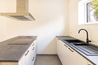 Maak kennis met project “Beversluis” in Rotselaar en ontdek deze moderne en duurzame nieuwbouwwoningen, rustig gelegen in een groene en aangename omgeving. <br />Het project omvat in totaal 18 gezinswoningen, aangevuld met een parking en een overdekte fietsenstalling. Binnen dit aanbod stellen wij nu 6 woningen voor die volledig instapklaar worden opgeleverd.<br /><br />Elke woning wordt volledig afgewerkt opgeleverd, zodat je zonder zorgen kunt verhuizen. De afwerking omvat onder meer gelakte binnendeuren voor een stijlvolle en duurzame uitstraling, professioneel uitgevoerde schilderwerken, tot in de puntjes verzorgd, en een aangelegde tuin en terras, zodat je meteen kunt genieten van je buitenruimte. <br />Dankzij deze complete afwerking hoef je geen extra werken meer te plannen of budget te voorzien. Je kiest voor comfort, kwaliteit en gebruiksklaar wonen vanaf dag één.<br />De woningen beschikken over drie slaapkamers, lichte leefruimtes en een mooie tuin, wat ze bijzonder geschikt maakt voor gezinnen of wie op zoek is naar rust en ruimte. <br /><br />De centrale ligging, dicht bij belangrijke verbindingswegen, scholen en winkels, maakt dit project extra aantrekkelijk.<br /><br />Daarnaast is er veel aandacht besteed aan energiezuinig wonen. Elke woning is uitgerust met vloerverwarming op gas, een ventilatiesysteem en zonnepanelen. Dit resulteert in een laag energiepeil en een optimaal wooncomfort, met een lagere energiefactuur als extra voordeel.<br /><br />Plan eenvoudig een bezoek via de website van Malines-Group en ontdek jouw toekomstige thuis in project Beversluis.