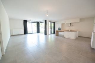 Prachtig ruim gelijkvloers appartement te Sint-Eloois-Vijve met tuintje en overdekt terras.Indeling: inkomhal, wc, berging, lichtrijke living met...