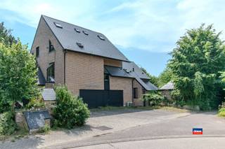 <p><span>WEERDE | UITZONDERLIJKE ARCHITECTEN WONING MET MOGELIJKHEID TWEEWOONST OF PRAKTIJKWONING | ZEER CENTRAAL GELEGEN | EPC B |</span><span> </span></p><p><span> </span></p><p><span>Deze architecten woning heeft tal van mogelijkheden. Ideaal als ruime gezinswoning, tweewoonst, zorgwoning voor inwonende ouders of familie, of als combinatie van wonen en werken dankzij de mogelijkheid tot een praktijkruimte.</span></p><p><span>Een karaktervolle woning waar comfort, privacy en flexibiliteit samenkomen en dit op een zéér centraal gelegen locatie (E19 Antwerpen-Brussel en treinstation Weerde).</span></p><p><span> </span></p><p><span>Het gelijkvloers bevat een zeer ruime dubbele garage met ruime oprit. De ruime inkomhal is zéér geschikt als wachtruimte waar ook een apart toilet te vinden is. Op dit moment is de praktijkruimte ingericht als appartement met 1 slaapkamer en ensuite badkamer. Het appartement bevat tevens ook over een terras.</span></p><p><span> </span></p><p><span>Op de 1ste verdieping komt u binnen in een ruime woonkamer met salon, eetplaats en keuken waar je achterin nog alle ruimte hebt om je spullen op te bergen. Deze geven uit op een zéér groot terras waar u zowel overdekt als onder de sterrenhemel kan genieten van een ontbijt of aperitief.</span></p><p><span> </span></p><p><span>Op de 2de verdieping kan u 3 ruime slaapkamers terugvinden, aparte berging en een ruime badkamer (douche en bad). De slaapkamers hebben toegang via een trap naar een nog hoger gelegen mezzanine.</span></p><p><span> </span></p><p><span>Troeven:</span></p><p><span>* Zéér ruime privé tuin (1626m²)</span></p><p><span>* Oprit vooraan en achteraan de woning</span></p><p><span>* EPC-B</span></p><p><span>* Zonnepanelen</span></p><p><span>* Thuisbatterij</span></p><p><span>* Elektriciteit comform</span></p><p><span>* Vloerverwarming</span></p><p><span>* Centrale en gegeerde locatie</span></p><p><span>* Vlakbij winkels, scholen, openbaar vervoer</span></p><p><span>* Verbindingswegen E19 Antwerpen-Brussel</span></p>