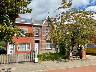 Cette maison semi-ouverte située à Blaasveld offre un excellent compromis entre un emplacement calme et une bonne accessibilité. Elle se trouve à proximité du centre-ville, de divers commerces et commodités, mais aussi tout près d'un magnifique cadre naturel et de sentiers de randonnée. Grâce à la proximité des principaux axes routiers, les communes et villes environnantes sont également facilement accessibles.La maison est à rénover entièrement et offre ainsi de nombreuses possibilités pour l’aménager entièrement selon vos goûts et vos envies. Au rez-de-chaussée, la maison dispose d’un salon spacieux, d’une cuisine, d’une salle de bains et d’une cour couverte très pratique. Elle comprend également une cave, idéale comme espace de rangement supplémentaire.Au premier étage se trouvent actuellement deux chambres spacieuses. Les combles offrent quant à eux un potentiel supplémentaire et peuvent parfaitement être aménagés en une grande chambre parentale, un espace de loisirs ou une pièce à vivre supplémentaire.Le toit-terrasse constitue un atout particulier : il est directement accessible depuis la cage d’escalier. Sous réserve des aménagements nécessaires et des autorisations requises, cet espace peut être transformé en une grande et agréable terrasse sur le toit, un atout unique pour profiter pleinement de l’espace extérieur.Une maison au fort potentiel, située dans un emplacement intéressant à Blaasveld, idéale pour ceux qui recherchent un projet de rénovation et souhaitent créer eux-mêmes une maison de caractère.