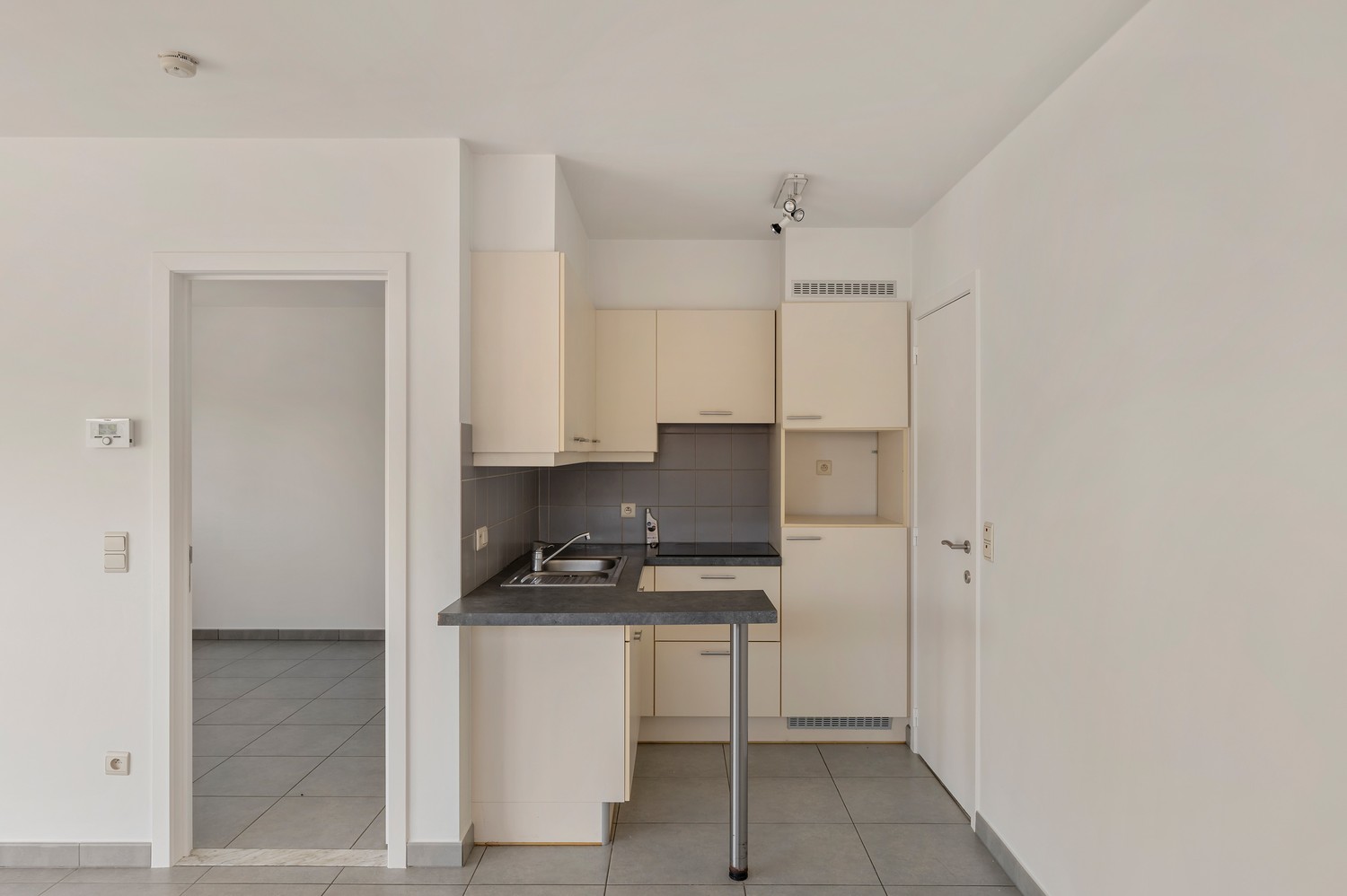 TE KOOP | Instapklaar appartement nabij het station van Geel. - foto 4