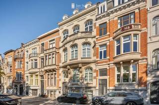 Bent u op zoek naar een prachtige brede herenwoning met grote tuin, een knappe renovatie en veel volume ? Kom dan zeker een kijkje nemen en ontdek zelf wat deze zeldzame parel op een boogscheut van het centrum en het Station van Leuven u kan bieden. <br /><br /><u>Enkele topics : </u><br />- gevelbreedte +/- <strong>7,58m</strong> - oppervlakte perceel <strong>4 are</strong> - <strong>fietsenstalling en</strong> <strong>extra ingang </strong>via Hertog Jan I-straat / Provincie-esplanade<br />- hoge plafonds tot <strong>3m90</strong> - veel lichtinval - originele eiken vloeren - <strong>personenlift - goederenlift</strong><br />- 5 verdiepen met totale oppervlakte van <strong>436m² </strong>(exclusief 128m² kelders)<br />- 2 prachtige leefruimtes, <strong>5 slaapkamers</strong>, <strong>2 badkamers</strong>, dressing, <strong>bureel</strong>, ...<br />- mogelijkheden voor <strong>vrij beroep </strong>!<br /><br />De zeer ruime statige marmeren inkomhal laat u kiezen tot de toegang naar het verdiep gelegen op tuinniveau waar we een leefruimte, open ingerichte keuken met eiland en bijkeuken alsook een lichtvolle eetplaats vinden met toegang tot het zonnige terras en de verzorgde tuin.<br />De hall met lift op het 1ste verdiep geeft toegang tot de enorme open leefruimte met zit- en eetplaats, bijkeuken en met toegang via terras en trap naar het tuinniveau.<br />Het 2de verdiep omvat een master bedroom met fenomenale dressing (zie foto's), een ensuite luxueus ingerichte badkamer en vooraan een royale bureelruimte/bibliotheek.<br />Op het 3de verdiep bevinden zich samen nog 4 grote slaapkamers en een gerenoveerde badkamer met inloopdouche. Het zolderverdiep is bereikbaar via een aparte trap.<br /><br />Voor meer info of bezoek kan u me bereiken op 0477284876 of via vincent@immojanstas.be. Bijkomende info (EPC, vastgoedinfo, plannen, ... ) kan U hieronder downloaden ↓