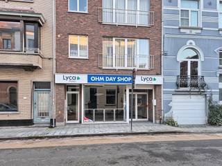 Dit ruime, lichtovergoten handelspand (ca. 246 m²) te huur bevindt zich in een trendy woonbuurt in volle ontwikkeling. De locatie is een echte hotspot voor creativiteit en ligt op een boogscheut van zowel de Gentse stadskern als de natuur van de Gentbrugse Meersen.De bereikbaarheid is uitstekend: de bus vanaf station Gent-Dampoort stopt recht voor de deur en parkeren kan gewoon in de straat. Het pand is bijzonder praktisch ingericht met een brede dubbele deur en een sectionale poort aan de straatzijde. Met zijn karaktervolle uitstraling en grote open ruimte is dit gelijkvloers een ideale match voor een fietsenatelier, wellnessconcept of een hippe buurtwinkel met food-corner.Oppervlakte:Handelsruimte (gelijkvloers): ca. 246 m²Specificaties:- Sanitair - Kitchenette (o.a. koelkast en oven)- LED-verlichting- Tegelvloer- Aparte meters- Kan gemeubeld gehuurd wordenBeschikbaarheid:Onmiddellijk beschikbaar.Hebt u interesse in dit handelspand te huur in Sint-Amandsberg? Neem zeker contact op via 09 245 35 35 of business.gent@dewaele.com.