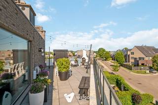 <p><span><span>Vrijstaande penthouse met 3 slpks en zeer ruim terras!</span></span></p><p><span><span> </span></span></p><p><span><span>Belangrijkste troeven:</span></span></p><p><span><span>- Prachtige, kwalitatieve penthouse</span></span></p><p><span><span>- Praktische indeling met 3 slaapkamers</span></span></p><p><span><span>- Volledig uitgeruste, kwalitatieve keuken</span></span></p><p><span><span>- Knappe badkamer met ligbad en douche</span></span></p><p><span><span>- Ondergrondse parking en berging in de prijs inbegrepen</span></span></p><p><span><span>- Ideale ligging in centrum</span></span></p><p><span><span>- Extra's: knappe doorkijkgashaard, airco's, elektrische rolluiken, maatkasten...</span></span></p><p><span><span> </span></span></p><p><span><i><span>Bekijk zeker ook de 3D virtuele rondleiding en de grondplannen met de afmetingen. Zo krijgt u van thuis uit al een perfect beeld van wat deze woning te bieden heeft!</span></i></span></p><p><span><span>Wenst u meer info of een vrijblijvende bezichtiging, contacteer dan ons kantoor op het nummer 014 39 99 99 en wij helpen u graag verder.</span></span></p>