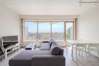 Zonnige studio met slaaphoek en zuid georiënteerd terras te koop, gelegen op de vierde verdieping van de gekende Residentie Wimbledon, Leopoldlaan 137. De studio bevindt zich in het centrum van Middelkerke, vlakbij winkels, restaurants, het casino en de Zeedijk.<br />Privatieve kelderberging en gezamenlijke fietsenberging in het gebouw.<br /><br />Indeling:<br />- inkomhall/aparte slaaphoek (8m²)<br />- lichtrijke leefruimte met zicht op het hinterland <br />- ruim zuidgericht terras voorzien van een zonneluifel<br />- open geïnstalleerde keuken<br />- privatieve kelderberging <br /><br />Tevens is er een gemeenschappelijke fietsenberging in de kelderverdieping.<br /><br />Troeven:<br />- centraal gelegen, pal in het centrum van Middelkerke<br />- dichte nabijheid van winkels, horeca en de Zeedijk<br />- zuid georiënteerd<br />- aangenaam terras met prachtig zicht op het hinterland<br />- privatieve kelderberging<br />- gezamenlijke fietsenberging<br /><br />Bent u op zoek naar een studio met slaaphoek en zonnig terras te koop te Middelkerke? Aarzel niet en leg vandaag nog uw bezoek vast!<br /><br />Bestuursmaatregelen in het maatregelenregister: nee
