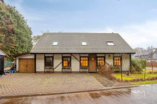 Deze ruime en goed onderhouden villawoning is afgewerkt met hoogwaardige materialen en werd rond 2018 volledig vernieuwd. Ze is gelegen in een rustige en groene wijk en biedt dus veel privacy en comfort.<br /><br />Bij binnenkomst word je verwelkomd in een mooie inkomhal die toegang biedt tot de woonkamer en nachthal. De sfeervolle ruime woonkamer beschikt over een houtkachel, wat bijdraagt aan een warme en gezellige sfeer. Deze woonkamer geniet aangenaam veel lichtinval, terwijl de nodige zonnewering zorgt voor een aangenaam binnenklimaat. De eetplaats in de leefruimte grenst aan de keuken en biedt een prachtig zicht over de tuin.<br />De keuken is volledig uitgerust met kwalitatieve inbouwapparatuur waaronder een gaskookplaat, afzuigkap, combi-oven, combi-stoomoven, vaatwasser en koelkast. <br /><br />De nachthal op het gelijkvloers biedt toegang tot drie slaapkamers, het gastentoilet en de ruime badkamer, welke voorzien is van een inloopdouche en dubbele wastafel in meubel.<br /><br />Via een vaste trap betreed je de verdieping met vide, gezellige lounchehoek en studio/ loft. Deze gezellige ruimte van ca 68 m² kan ingedeeld worden als vierde luxe slaapkamer met ruimte voor een zithoek en is voorzien van een ensuite badkamer met inloopdouche, toilet en wastafel. <br /><br />Naast de woning bevindt zich een aanbouw welke dienst doet als garage met mogelijkheid tot het aansluiten van een toilet, voorzien van aansluiting voor wasmachine, en voldoende stockage ruimte. Deze aanbouw kan eventueel ook omgebouwd worden tot bvb. een extra slaapkamer of bureauruimte. <br /><br />De tuin is volledig aangelegd en voorzien van diverse bomen, struiken en een ingebouwd zwembad, waardoor een groene en rustgevende buitenruimte ontstaat. Het prachtige bijgebouw is opgetrokken met een houtstructuur en kan prima ingericht worden als gezellige buitenhoek (deze is niet zichtbaar op de foto's). <br /><br />* sproei-installatie aanwezig<br />* afgewerkt met degelijke materialen<br />* 100% gezelligheid<br />* gunstig EPC! (B- label)<br />* 11 zonnepanelen<br />* voldoende parkeermogelijkheden <br /><br />Stedenbouwkundige inlichtingen: vergunning uitgereikt (Vg), geen rechterlijke herstelmaatregel of bestuurlijke maatregel opgelegd (Gmo), gelegen in gebieden voor de vestiging van kerninstallaties (zonevreemde woning), geen voorkooprecht ruimtelijke ordening aanwezig (Gvkr), geen verkavelingsvergunning (Gvv)