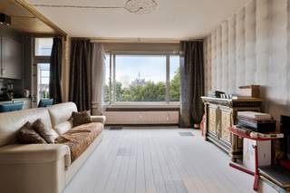 <strong>Er worden 2 afzonderlijke studio's verkocht, waarvan één enkel over een keuken beschikt en de andere enkel over een open badkamer. De vraagprijs betreft €120.000,00 per studio. De gevel en terrassen werden zopas volledig vernieuwd.<br /></strong><br /><strong>Indeling:<br /></strong>Via een veiligheidsdeur betreedt u de gemeenschappelijke inkomhal van <span>beide studio's</span>.<br /><br /><span>Enerzijds links:</span><br /><span><strong>Lichtrijke studio</strong> met ingemaakte kasten en een apart toilet. Hoogwaardige keuken die voorzien is van kwaliteitstoestellen, waaronder een groot <strong>kookfornuis van Boretti</strong>. Links van de keuken zijn er aansluitingen voorzien voor een douche/ badkamer.<br /><br /><span>Anderzijds rechts:</span><br /><strong>Open studio</strong> met ingemaakte kasten en een apart toilet. De badkamer is voorzien van een ligbad en dubbele wastafel. Rechts van de badkamer is er een ingemaakte kast met voorzieningen voor een keuken.</span><br /><br /><strong>Bijzonderheden:<br /></strong>Dak <strong>gerenoveerd en geïsoleerd;</strong><br />Gevelrenovatie betaald door huidige eigenaar;<br /><strong>Kosten: </strong>€160,00 per studio per maand (verbruik algemene delen (elektriciteit hal, lift) + <strong>provisie koud/warm water en verwarming inbegrepen</strong>).<br /><br /><strong>Ligging:</strong><br /><span>Op wandelafstand van Brouwerij De Koninck, vlakbij openbaar vervoer, winkelstraten, parken, scholen, invalswegen,...</span>