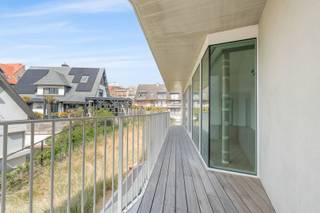 Geniet van luxe en duurzaamheid in dit prachtig nieuwbouwappartement op wandelafstand van de zee. De royale living met moderne open keuken vormt een lichtrijk geheel, dat naadloos aansluit op het grote terras voor een optimaal vakantiegevoel. Dit energiezuinige appartement is klaar voor de toekomst dankzij een EPC A-attest en geothermische verwarming. Met twee ruime slaapkamers, een praktische aparte berging en een gemeenschappelijke fietsenberging is aan alle comfort gedacht. Bovendien is er de mogelijkheid tot de aankoop van een garage. Een unieke kans op een stijlvolle en zorgeloze thuis aan de kust!