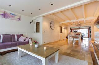 <p><span>Grote eengezinswoning op wandelafstand van het Gemeentepark Bremweide gelegen aan de centrale Bisschoppenhoflaan.<br /><br />Deze woning beschikt over 4 bouwlagen en een ruime kelder.<br />Op de gelijkvloerse verdieping bevindt zich de grote garage met ingebouwd wellness blok voorzien van een badkamer, sauna en zonnebank ruimte. De garage heeft zo'n mooie oppervlakte dat deze  evenals gebruikt kan worden als magazijn. Verharde oprit.</span></p><p><span>De eerste verdieping omvat een open leefruimte met aangrenzende open keuken. Hier achter ligt het grote, zuid-georiënteerde terras van 61m².</span></p><p><span>Op de tweede verdieping heb je vooraan een ruime slaapkamer en achteraan twee kleinere slaapkamers, tussenin is er een toilet en berging.</span></p><p><span>De derde verdieping heeft vooraan nog een slaapkamer en een extra leefruimte achteraan.</span></p><p><span>Pluspunten:</span></p><p><span>- de totale oppervlakte, inclusief gelijkvloers, zoals opgenomen in het epc verslag bedraagt 358m²<br />- Grote garage / magazijn<br />- 4 toiletten<br />- 2 badkamers</span></p><p><span>- 2 woonkamers</span></p><p><span>Deze unieke woning is zeker een bezoekje waard voor mensen die graag ruim leven!</span></p>